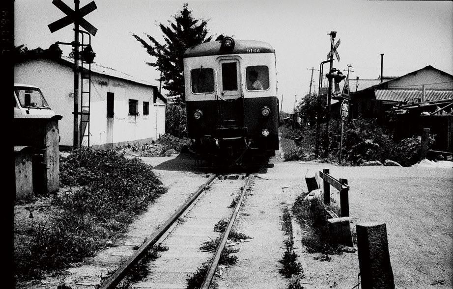 1994년 7월 고색 건널목 통과하는 열차-근대100년094
